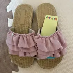 フリル付きピンクサンダル