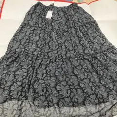 新品　ユニクロwoman プリントティーアードマキシスカート　フラワー　L 黒