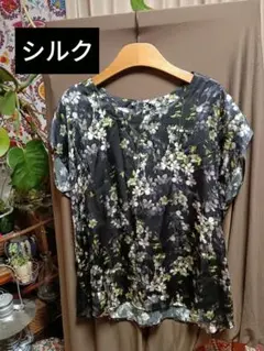 絹100% 黒と白の花柄 カットソー　 フリーサイズ