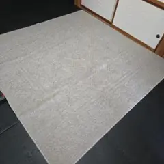 ベージュの大判ラグ