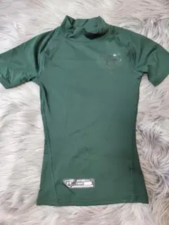 Under Armour ダークグリーン アンダーシャツ YSM