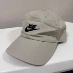 Nike ベージュ ロゴ刺繍 キャップ