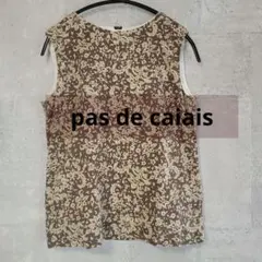 pas de caiais パドカレ　総柄ノースリーブブラウス ブラウン系