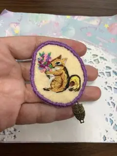 刺繍リスと花束のブローチ　幸せのお裾分け