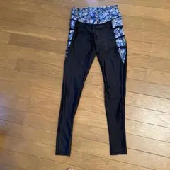 青と黒の花柄ヨガパンツ
