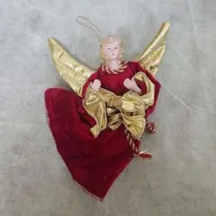 赤い服を着た天使の飾り物