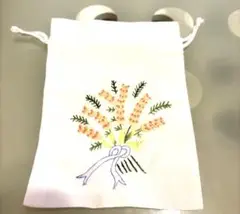 未使用　花束刺繍のホワイト　巾着袋
