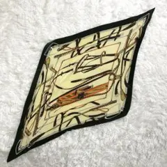 プリーツ仕様　ひし形スカーフ　ダイヤ形　深緑×アイボリー　ベルト柄　上品チャーム