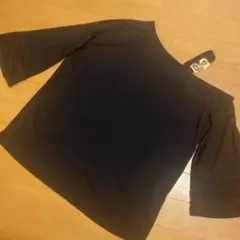 黒い肩出しトップス