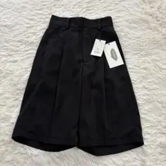 【HOLIDAYタックハーフパンツ黒Sサイズ】新品 タグ付き