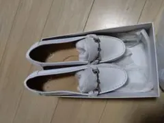 ホワイト チェーン付き ローファー　ing