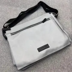 Kenneth Cole メッセンジャーバッグ ライトグレー