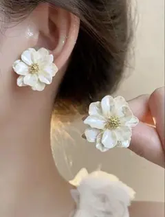 ピアス❤️上品　白いお花　パール　可愛い　韓国