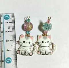 猫とクラッシュビーズのチャーム イヤリング、ピアス、ストラップいずれも加工OK