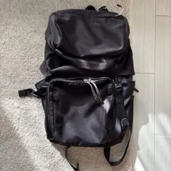 黒いナイロンリュック・フロントポケット付き