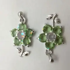 スワロフスキー　花のチャーム2個セット　ペリドット