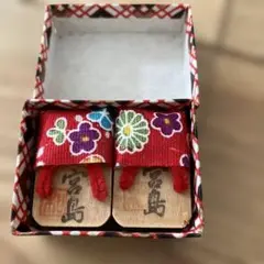 赤い花柄の木製ミニチュア下駄　ま宮島土産