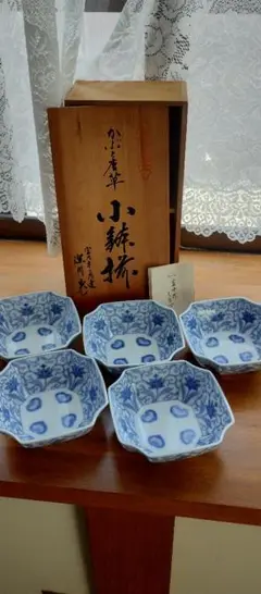 レア【木箱付き】深川製磁 かぶと唐草 　角切中鉢　5枚揃 Amazon.co.jp: 有田焼 深川製磁 かぶと唐草 小鉢揃 5枚セット 染