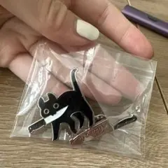 黒猫さん と　ナイフ　ピンバッジ