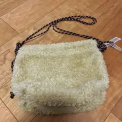 ジーナシスのベージュカラーのファーが可愛いショルダーバック