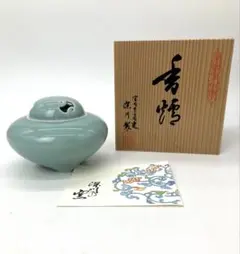 宮内庁御用達　深川製磁　青磁香炉　狛犬　唐草文　有田焼 Amazon｜宮内庁御用達 深川製磁 青磁香炉 狛犬 唐草文 有田焼