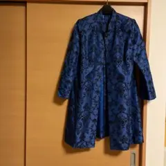 花柄刺繍の青色コート