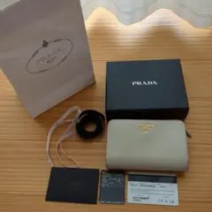 プラダ折財布