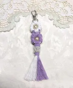 【匿名配送】紫色×白 パールビーズ入り お花キーホルダー