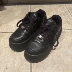 ブラック厚底スニーカー