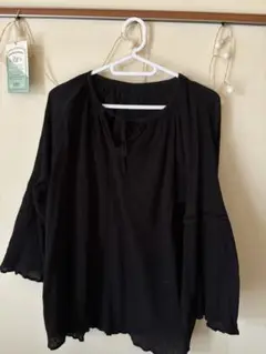 黒の七分袖プルオーバー