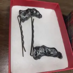 ユニークな黒の角のヘアピン