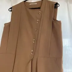 ベージュ ボタン付き ノースリーブ オールインワン