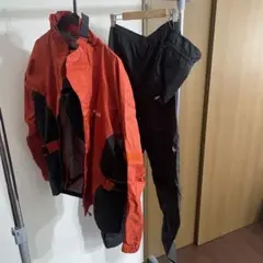 モンベルストームバイカー男女兼用 オレンジ 1131313 セットアップS 立体パターン採用で突っ張らず耐水性抜群“モンベル”のバイク用