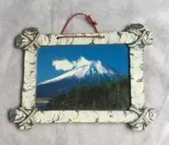 装飾的な木製フレームの山の写真