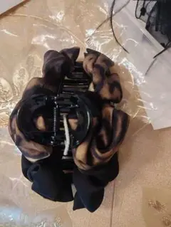 黒とヒョウ柄のシュシュクリップ