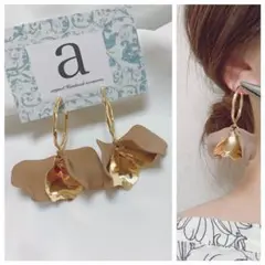 2261-3 くすみベージュ☺︎花びらフラワーとゴールドフープのチタンピアス☺︎