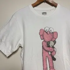 ユニクロ　カウズ　ピンク　Tシャツ　M