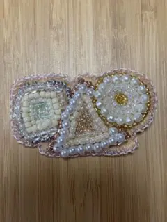 ビーズ刺繍　まるさんかくしかく　ブローチ