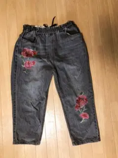 ベルーナ　大きいサイズゆったり花柄刺繍 グレー デニムパンツ