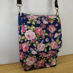 フラップ付きショルダーバック(ネイビーにピンク花柄)