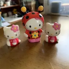 ハローキティ　ミニフィギュア　3個セット　てんとう虫　お花の耳飾り