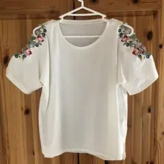 肩あき　花刺繍Tシャツ　※シミ汚れあり※