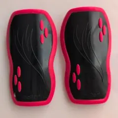 molten サッカー 黒と赤　すねあて