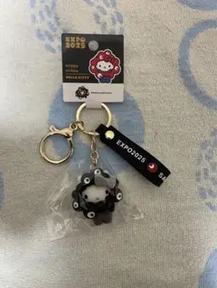 万博 サンリオ ミャクミャク キーホルダー 黒なりきり　ハローキティ