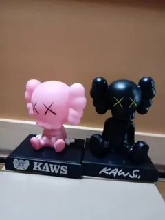 KAWS フィギュアセット ピンクと黒2セット