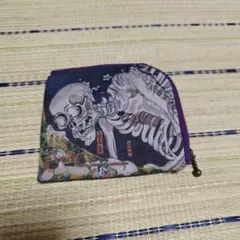 骸骨デザインのコンパクト財布