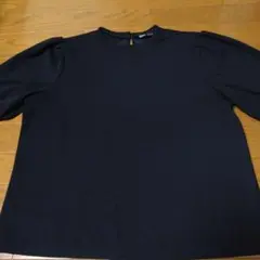 黒い五分袖トップス