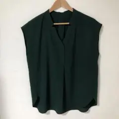 ダークグリーン ノースリーブ Vネックシャツ