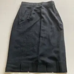 オフィスで、黒のタイトスカート　裾に小さめのスリット4箇所入り
