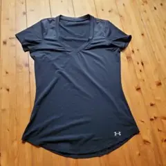 Under Armour 黒 Vネック Tシャツ SM / キャップ